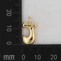 Makroaufnahme der Maße des 18K Goldbuchstaben J Anhängers mit poliertem Finish - Buchstabe J