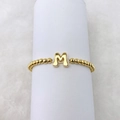 Nahaufnahme von 18k vergoldetem Perlenarmband mit einem 3D-Buchstaben M Anhänger - M