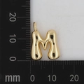 Detailansicht der Größe eines goldenen 18K M-Anhänger neben einem metrischen Messlineal - Buchstabe M