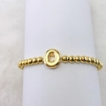 Detail eines 18k Goldperlen-Armbands mit einem polierten 3D-Buchstaben-O-Anhänger - Buchstabe O