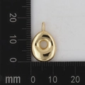 Detailansicht der Größe eines 18K Goldanhängers bei 15mm x 12mm auf einer Skala - Buchstabe O