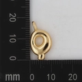 Makro-Detail des vergoldeten 18K Kupferanhängers Buchstabe Q mit Größenmessungen - Buchstabe Q
