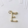 Kreativer Anhänger Buchstabe E aus goldfarbenem Messing mit Zirkon im Lava-Stil - Gold E