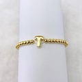 Nahaufnahme eines vergoldeten Perlenarmbandes mit einem glänzenden 18k 3D-Buchstabe T Anhänger - Buchstabe T