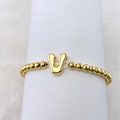 Detailaufnahme des vergoldeten Perlenarmbandes mit einem polierten Buchstaben-V-Anhänger - Buchstabe V