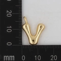 Detailansicht goldener Buchstaben-V-Anhänger, 15mm groß, auf Lineal für DIY-Schmuck - Buchstabe V