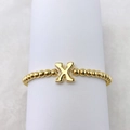 Detailansicht eines goldfarbenen Perlenarmbands mit poliertem Buchstaben X Anhänger - Buchstabe X