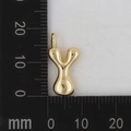 Detailansicht des goldenen Buchstaben-Y-Anhängers mit Maßen 15mm x 10mm auf Skala - Buchstabe Y