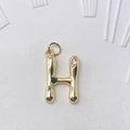 Polierter goldener Buchstabe H Anhänger mit kleinem funkelndem Zirkon auf weißem Grund - Gold H