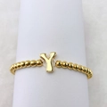 Detailansicht eines goldfarbenen Perlenarmbands mit einem metallischen Buchstaben-Y-Anhänger - Buchstabe Y