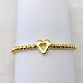 Nahaufnahme des goldenen Perlenarmbands mit hohlem Herzanhänger auf weißem Ständer - Herz mit Tannenbaum