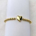 Detail eines vergoldeten 18k Perlen-Stretchrings mit einem polierten 3D-Herzanhänger - Herz Stil 2