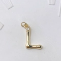 Polierter goldener Buchstabe L Anhänger mit Zirkonstein auf weißem Hintergrund - Gold L