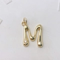 Poliertes Gold-Messing-Halskettenanhänger Buchstabe M mit einem funkelnden Zirkonia-Stein - Gold M