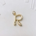 Polierter goldener Messinganhänger mit dem Buchstaben R und einem kleinen Kristall - Gold R