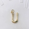 Polierter Messing Alphabet U Anhänger mit funkelndem Stein auf weißem Grund - Gold U