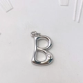 Polierter silberner Messing-Buchstabe B Anhänger mit einem funkelnden Zirkonstein - Silber B