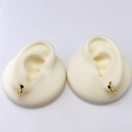 Orecchini a cerchio dorati minimalisti con gemme nere su modelli di orecchio in silicone - Nero
