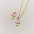 Detailansicht der Goldkette mit rosa Pilzanhänger und weißen Emaille-Punkten - Rosa Pilz mit weißen Punkten / Nur Anhänger (Ohne Kette)