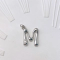 Eleganter silberner Buchstabe M Anhänger aus Messing mit glänzendem Zirkonia-Stein - Silber M