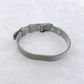 Bracelet en maille d'acier inoxydable argenté avec boucle réglable sur fond en fourrure blanche - Styles de bracelets de montre en maille tressée / Argent