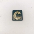 Makroaufnahme von Goldbuchstabe C Anhänger mit Strass auf quadratischem schwarzem Stein - Buchstabe C (Nur Anhänger) / 20x18 mm / Schwarz