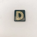 Detailansicht eines schwarzen quadratischen Anhängers mit goldenem Buchstaben D und Kristallen - Buchstabe D (Nur Anhänger) / 20x18 mm / Schwarz