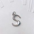 Polierter silberner Buchstabe S Anhänger aus Messing mit kleinen Kristall-Inlays - Silber S-Form