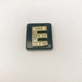 Detailansicht eines schwarzen Steinanhängers mit goldenem Buchstaben E und funkelndem Zirkon - Buchstabe E (Nur Anhänger) / 20x18 mm / Schwarz