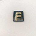 Nahaufnahme eines schwarzen Anhängers mit goldenem Buchstaben F und funkelnden Zirkonia-Steinen - Buchstabe F (Nur Anhänger) / 20x18 mm / Schwarz