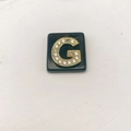 Makroansicht eines quadratischen schwarzen Onyx-Anhängers mit goldenem Pavé-Buchstaben G - Buchstabe G (Nur Anhänger) / 20x18 mm / Schwarz