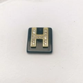 Detail eines rechteckigen schwarzen Anhängers mit goldenem Kristall-Buchstaben H - Buchstabe H (Nur Anhänger) / 20x18 mm / Schwarz