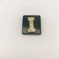Detailansicht des schwarzen Steinanhängers mit goldenem Buchstaben I und Mikro-Kristallen - Buchstabe I (Nur Anhänger) / 20x18 mm / Schwarz