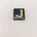 Makroaufnahme eines quadratischen schwarzen Anhängers mit goldenem Buchstaben J und Kristallen - Buchstabe J (Nur Anhänger) / 20x18 mm / Schwarz