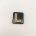 Detail eines quadratischen schwarzen Anhängers mit einem goldener Buchstabe L und Kristallen - Buchstabe L (Nur Anhänger) / 20x18 mm / Schwarz