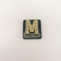 Makro-Detail von Naturstein-Quadrat-Anhänger mit Gold-Mikropavé-Buchstabe M Charme - Buchstabe M (Nur Anhänger) / 20x18 mm / Schwarz