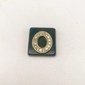 Detail eines quadratischen schwarzen Anhängers mit goldenem Rahmen und Zirkon-Inlay - Buchstabe O (Nur Anhänger) / 20x18 mm / Schwarz