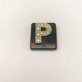Detail eines rechteckigen schwarzen Anhängers mit vergoldetem, kristallbesetztem Buchstaben P - Buchstabe P (Nur Anhänger) / 20x18 mm / Schwarz