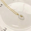 Détail du pendentif ovale en pierre naturelle blanche avec monture dorée et cristal - Pendentif avec Collier / Transparent (Style C)