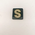 Detailansicht eines quadratischen schwarzen Anhängers mit goldenem Buchstaben S und Zirkonia - Buchstabe S (Nur Anhänger) / 20x18 mm / Schwarz