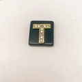Makroaufnahme von Goldbuchstabe T Anhänger mit Kristallen auf schwarzem Naturstein - Buchstabe T (Nur Anhänger) / 20x18 mm / Schwarz