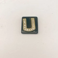Makroansicht des schwarzen quadratischen Anhängers mit goldenem Kristall-Buchstaben U - Buchstabe U (Nur Anhänger) / 20x18 mm / Schwarz