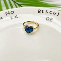 Détail macro d'une bague dorée ajustable avec une pierre précieuse bleue en forme de cœur - Style Bleu Foncé (Type D) / Ouvert Réglable