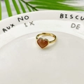 Dettaglio anello dorato regolabile con pietra del sole a forma di cuore su vassoio - Stile Look Ambra Arancio (Stile G) / Aperto Regolabile