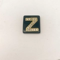 Makroaufnahme: Quadratischer schwarzer Emaille-Anhänger mit goldener Z-Kristall-Verzierung - Buchstabe Z (Nur Anhänger) / 20x18 mm / Schwarz