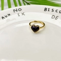 Dettaglio dell'anello regolabile in metallo dorato con pietra viola a forma di cuore - Stile Look Ametista Viola Scuro (Stile H) / Aperto Regolabile