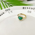 Dettaglio di una pietra a cuore verde smeraldo su una fascia ad anello dorata regolabile - Stile Sfaccettato Verde Smeraldo (Stile I) / Aperto Regolabile