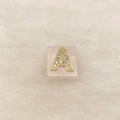 Detail von Goldbuchstabe A Anhänger mit klaren Steinen auf rosa Basis über Pelz - Buchstabe A (Nur Anhänger) / 20x18 mm / Rosa