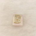Detailansicht Goldanhänger Buchstabe B auf rosa Stein mit funkelnden Zirkoniasteinen - Buchstabe B (Nur Anhänger) / 20x18 mm / Rosa