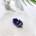 Hamsa-Hand-Anhänger aus blauem Lapislazuli mit weißen Zirkonia auf weißer Schale - Dunkelblauer Lapislazuli Palme Anhänger (C-Stil)